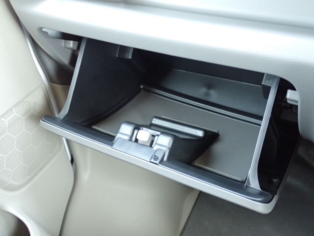 収納たっぷりグローブボックス。