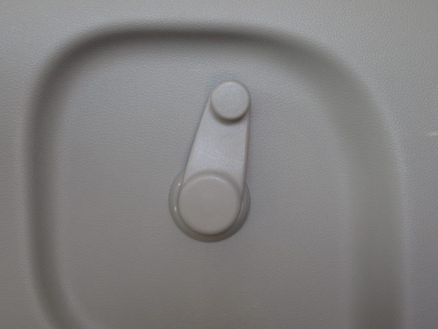 後部窓の開閉は手動になります。