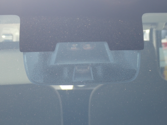 フロントカメラで前方の車両や歩行者を検知。衝突しそうな時は衝突回避軽減ブレーキが作動、衝突回避をサポート。