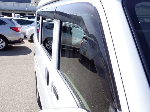 雨の日の換気に便利なドアバイザー付き！