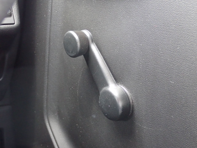 弊社保証では納車日から走行距離無制限で、消耗品を除く全ての部品を１年間保証します。（福祉車両に関して架装装置は保証対象外となります）（外国産車は距離5,000?まで半年間）