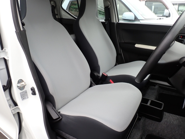 運転席も大きな擦れもなく状態良好です。