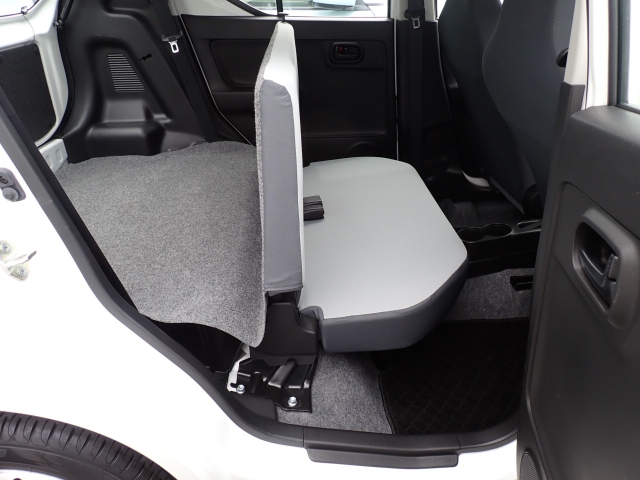 後部座席も大きな擦れもなく状態良好です。