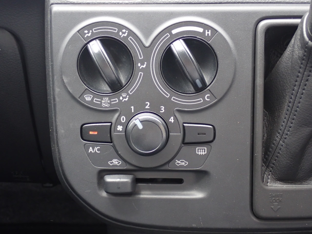 ダイヤル式のマニュアルエアコンになります！シンプルにまとめられています♪