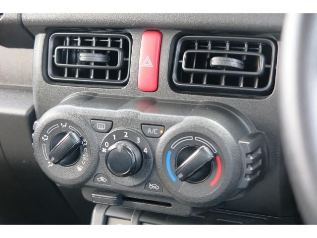 エアコンはダイヤル式で使い勝手の良いマニュアルエアコンです