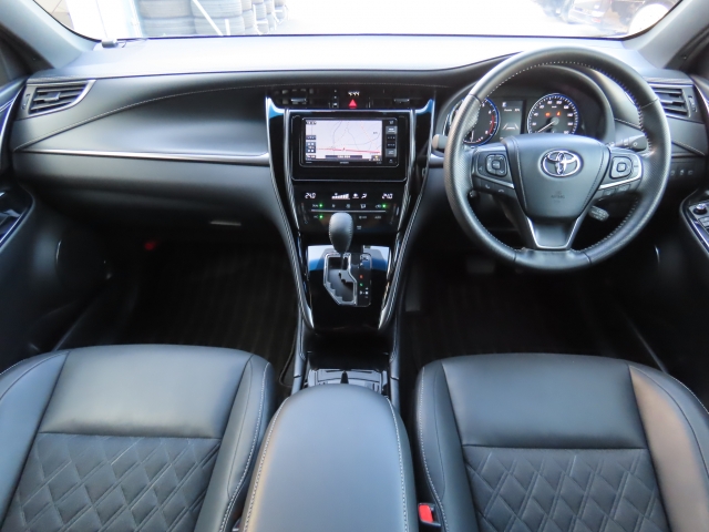 内外装の清掃・ガラス系ボディコーティングをCARクリーニング専門業者が施工いたしますので大変清潔。オリックス自動車ではみなさまに快適なドライブをお約束。