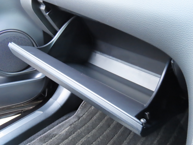 車検証入れ等書類一式を収納できるグローブボックス