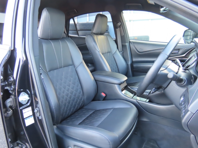 フロントシートも状態良好ですよ。大きな汚れもなく、安心です。座り心地もいいですよ。