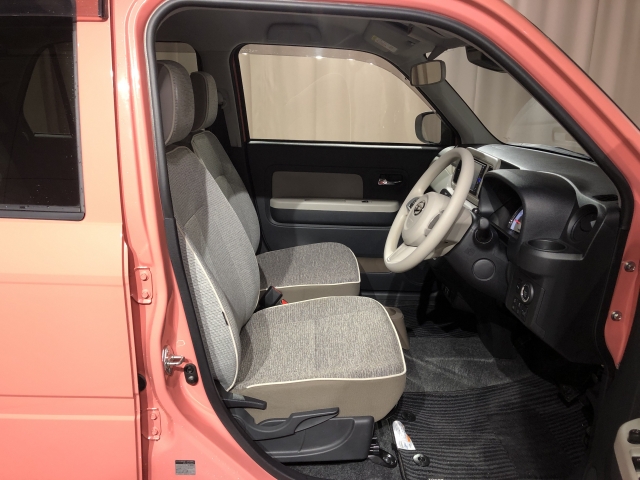 フロントシートは調整機能も細かく設定され、どんな体格にもフィット！！長距離でも快適なドライブをお楽しみ頂けます！