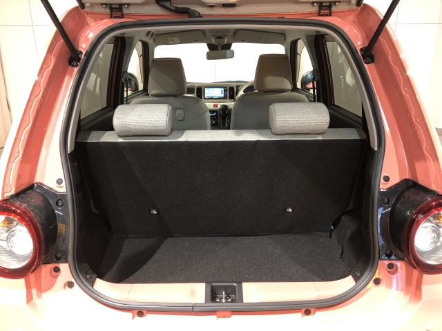 後部トランクスペースも広大です。ただ広いだけでなく積載性にも優れた形状でとても使いやすい！軽い力で開閉可能なのもメリットです！