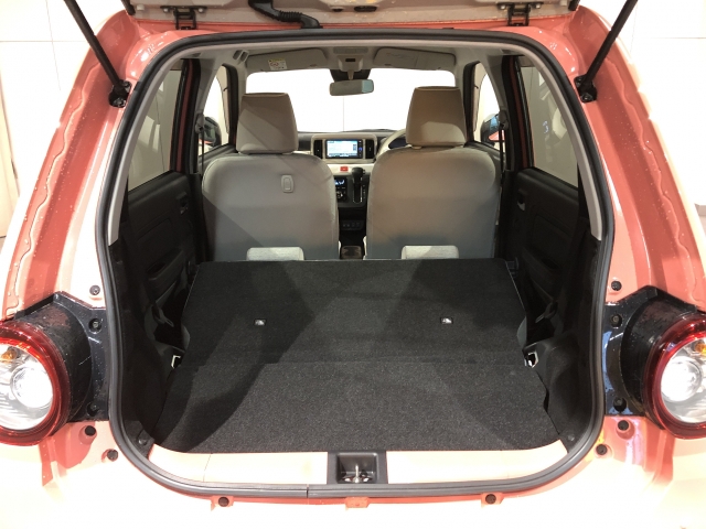 アレンジ次第で御覧のような広大なスペースが出現致します！広めの開口部分をとってありますので大きな荷物も簡単に積み込めます！使い勝手の良いラゲッジスペースです！