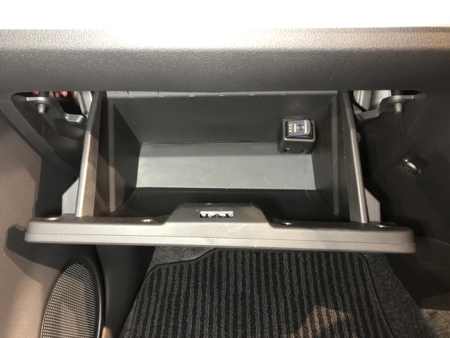 大容量のグローブボックスや、小物入れなどの収納が充実しています。