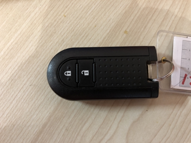 携帯するだけでドア等の施錠・開錠・エンジン始動が可能なスマートキーシステムを装備しております。便利尚のシステムは一度使うと手放せません。セキュリティ面でも安心です。