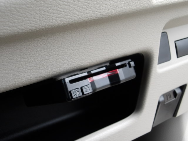 高速道路で便利なＥＴＣ車載器付きです。カードがあればご納車日から利用可能です。