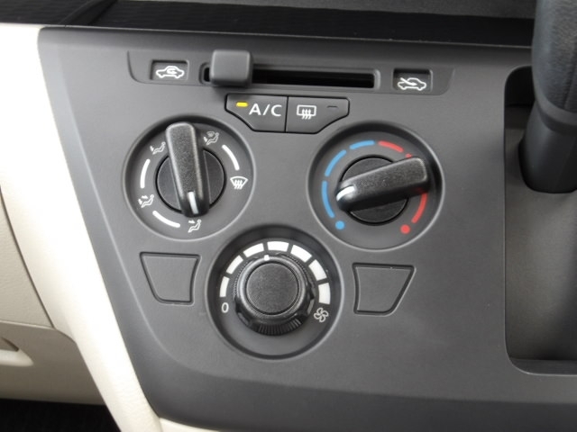 【クリーニング済み！】オリックスの中古車は展示前に内外装のクリーニングを実施しています。納車前にはエアコンフィルターの交換も行います（＊装着車に限る）