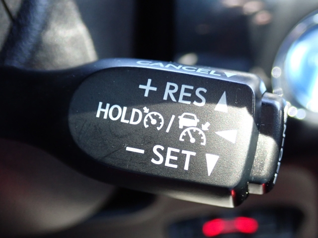 �N���[�Y�R���g���[���𑕔����Ă��܂��̂ŁA�������H�ȂǂŃA�N�Z���y�_���𓥂܂��Ɏԑ������ɕۂ��Ƃ��\�ł��B�������^�]���̕��S���y���I