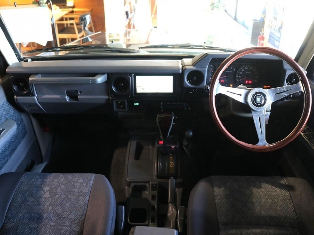 ������70�n�炵���V���v���ȃC���e���A�ƂȂ��Ă���܂��I