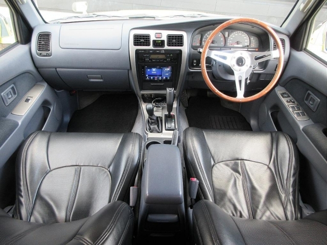 �����̓V�b�N�ɃO���[×�u���b�N�ƂȂ�܂��B �E�b�h�X�e�A�����O�������|�C���g�ł��������o���Ă���܂���