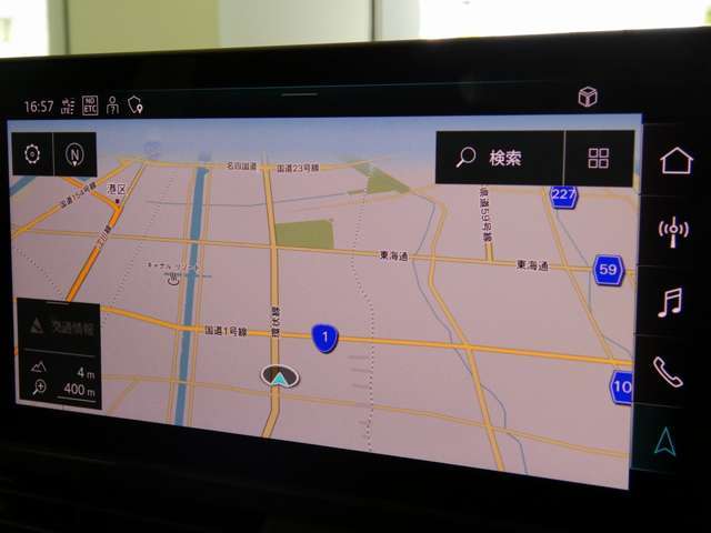 ���s���A�ԗ��̎΂ߌ���ɕ�������N���}��