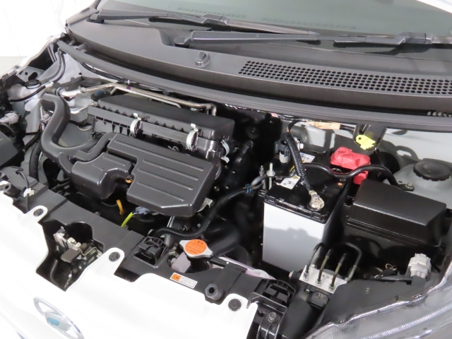エンジンルームはきれいですよ。機関機構系も良好です。納車前に点検整備も行います。エンジンオイル・オイルフィルター・エアコンフィルター・ワイパーゴムは必ず交換致します（エアコンフィルターは、装着車のみ）