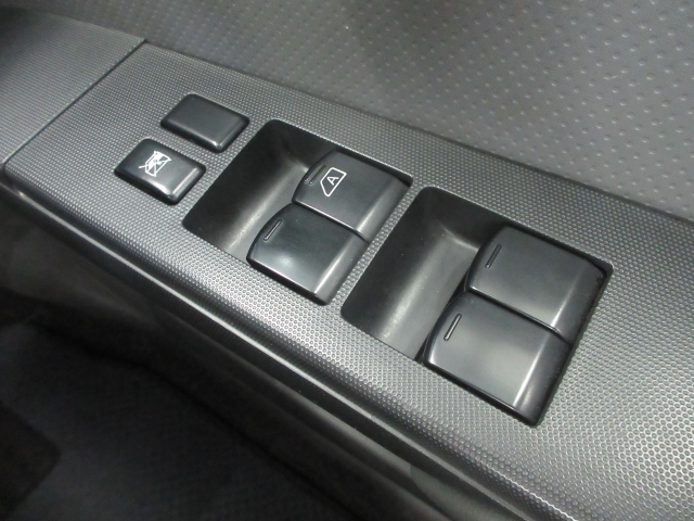 �p���[�E�B���h�E�͉^�]�Ȃ̃X�C�b�`�̂݃I�[�g�@�\����������Ă���܂��B�E�B���h�E���b�N����������Ă��܂��B