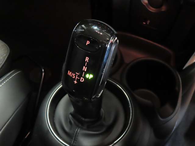 �V�t�g���o�[�F�u���[�L�𓥂񂾂܂܉E����