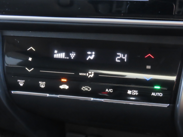 オートエアコン装備。温度設定ができて、室内快適ですよ。