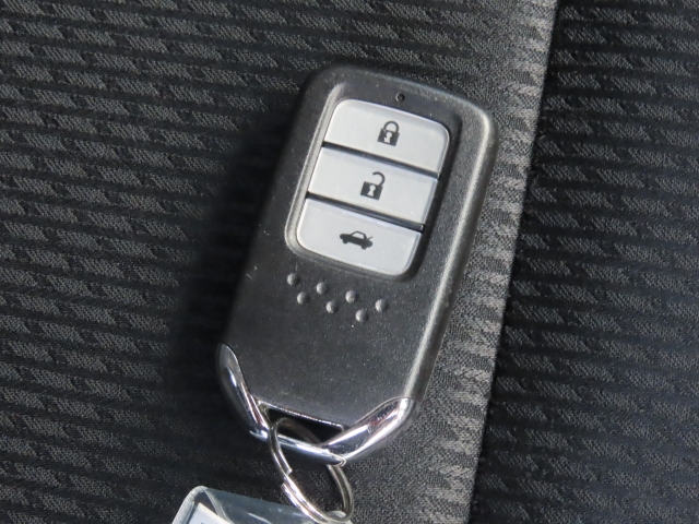 キーをポケットに入れたままでもエンジンＯＮ／ＯＦＦ、ドア施錠／開錠可能♪便利なスマートキー付です♪