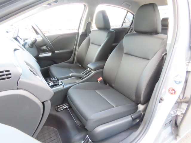 フロントシートも状態良好ですよ。大きな汚れもなく、安心です。座り心地もいいですよ。
