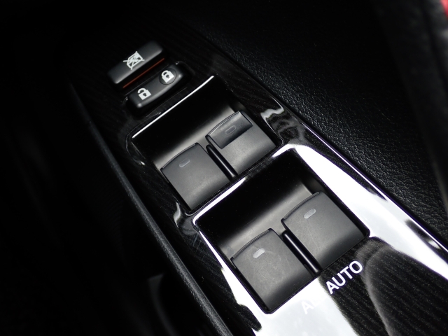 パワーウィンドウなので、窓の開閉もらくらくです！