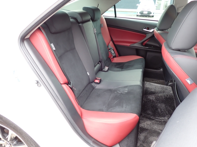 後部座席も大きな擦れもなく状態良好です。