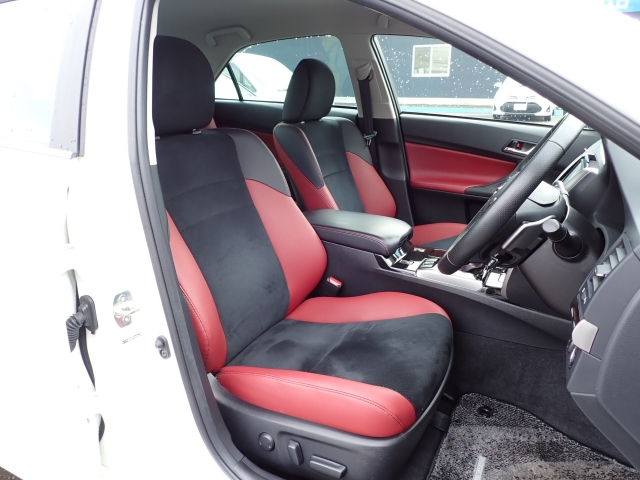 運転席も大きな擦れもなく状態良好です。