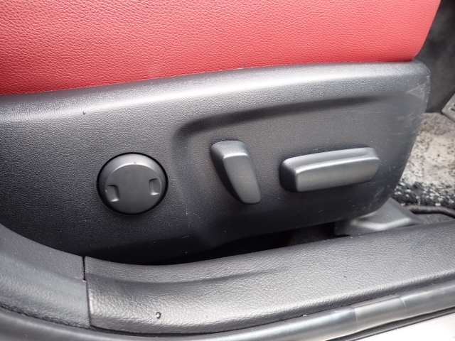 パワーシートなので、座席の調整も楽々です♪