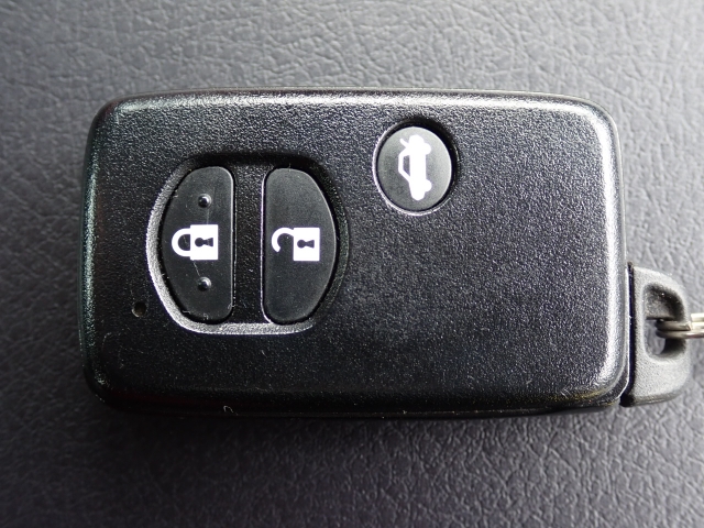 ★とっても便利なスマートキーシステム装備★携帯するだけでドア等の施錠・開錠・エンジン始動が可能なスマートキーシステム