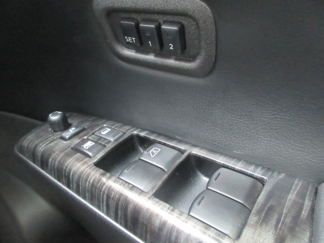 �p���[�E�B���h�E�͉^�]�Ȃ̃X�C�b�`�̂݃I�[�g�@�\����������Ă���܂��B�E�B���h�E���b�N����������Ă���̂ŁA���q�l�ƈꏏ�̎������S�ł��ˁB