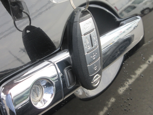 �L�[���|�P�b�g�ɓ��ꂽ�܂܂ł��G���W��ON/OFF�A�h�A�{��/�J���\���֗��ȃX�}�[�g�L�[�ł��B