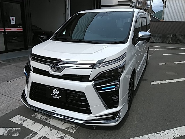 ヴォクシー　４ＷＤ　ＺＳ　煌（きらめき）ＩＩＩ　７人乗