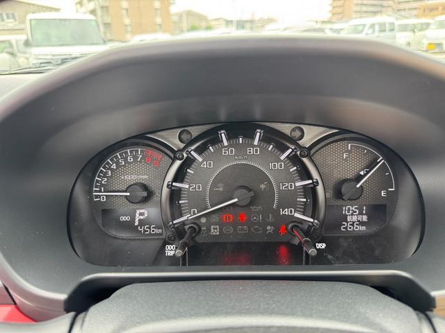 メーター・レバー・スイッチ類をシンプルにまとめスマートな空間は視界も広く快適です。