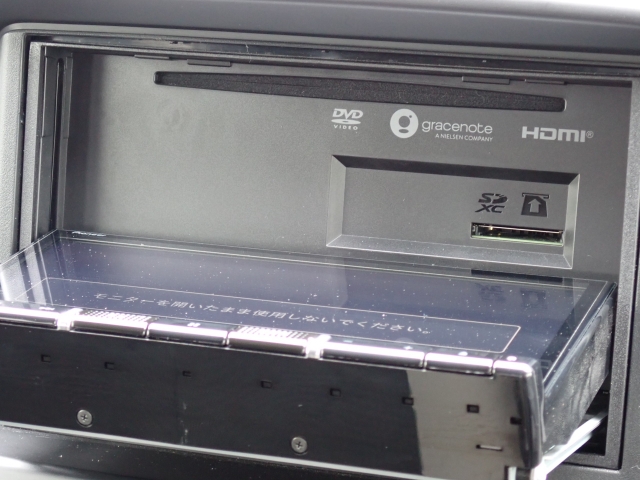 DVD、CD、SDカード使用可能。