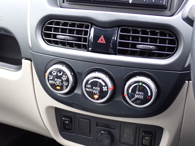 ★オートエアコン装備(^^♪★室温調整も楽々！快適な室温を素早く調整可能です。操作パネルやスイッチも上質で操作性も良好です。