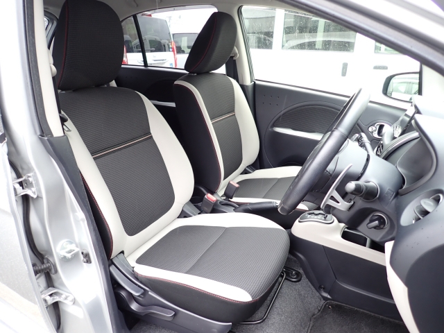 運転席も大きな擦れもなく状態良好です。