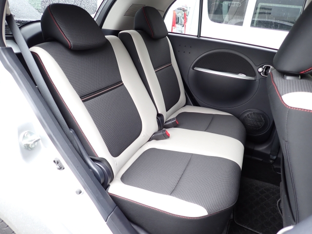 後部座席も大きな擦れもなく状態良好です。