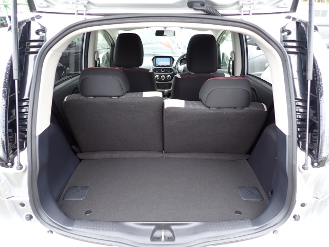 お仕事のお荷物も十分に積載可能なスペースがございます♪