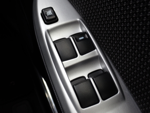 パワーウィンドウなので、窓の開閉もらくらくです！