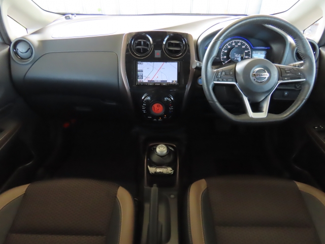 内外装の清掃・ガラス系ボディコーティングをCARクリーニング専門業者が施工いたしますので大変清潔。オリックス自動車ではみなさまに快適なドライブをお約束。