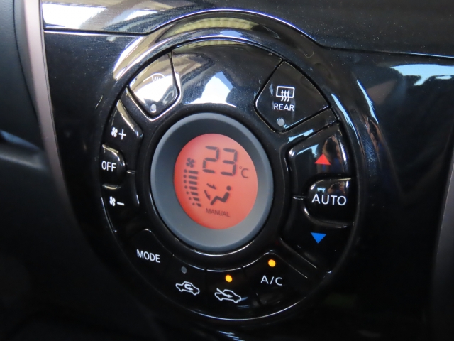 オートエアコン装備。温度設定ができて、室内快適ですよ。