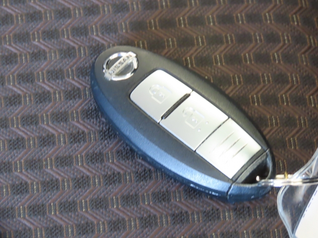 キーをポケットに入れたままでもエンジンＯＮ／ＯＦＦ、ドア施錠／開錠可能♪便利なスマートキー付です♪