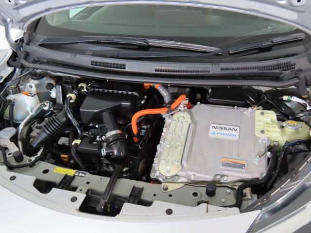 エンジンルームもきれいですよ。機関機構系も良好です。納車前に点検整備も行います。エンジンオイル・オイルフィルター・エアコンフィルター・ワイパーゴムは必ず交換致します（エアコンフィルターは、装着車のみ）