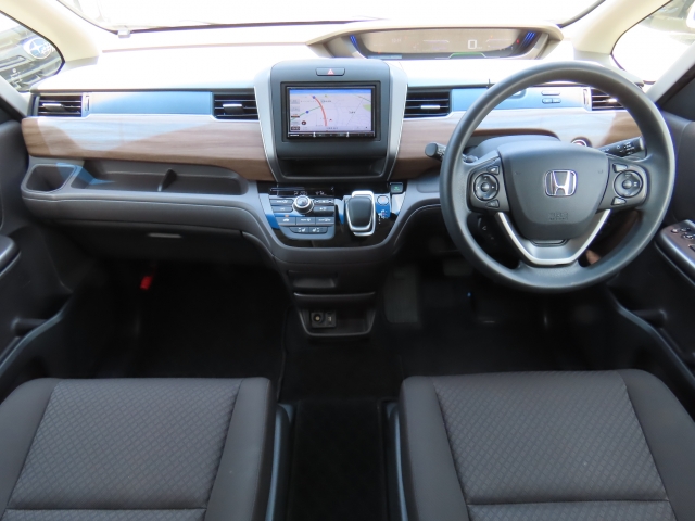 内外装の清掃・ガラス系ボディコーティングをCARクリーニング専門業者が施工いたしますので大変清潔。オリックス自動車ではみなさまに快適なドライブをお約束。