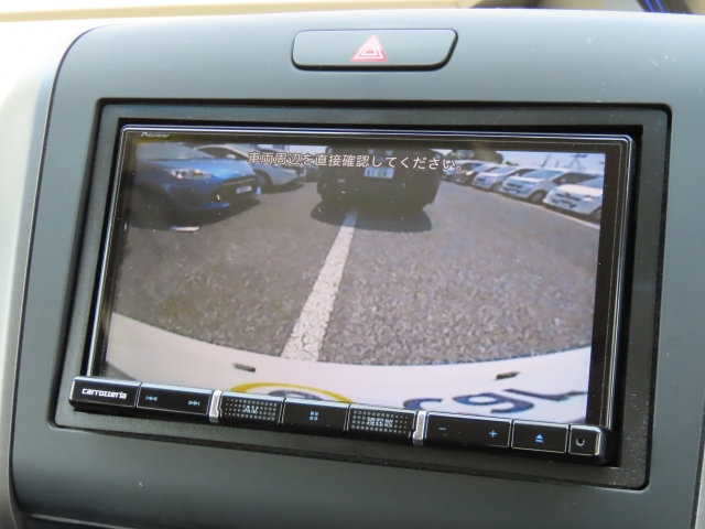バックカメラを装備しております。駐車時に大変役立ちますよ♪運転が苦手な方の味方になってくれます。